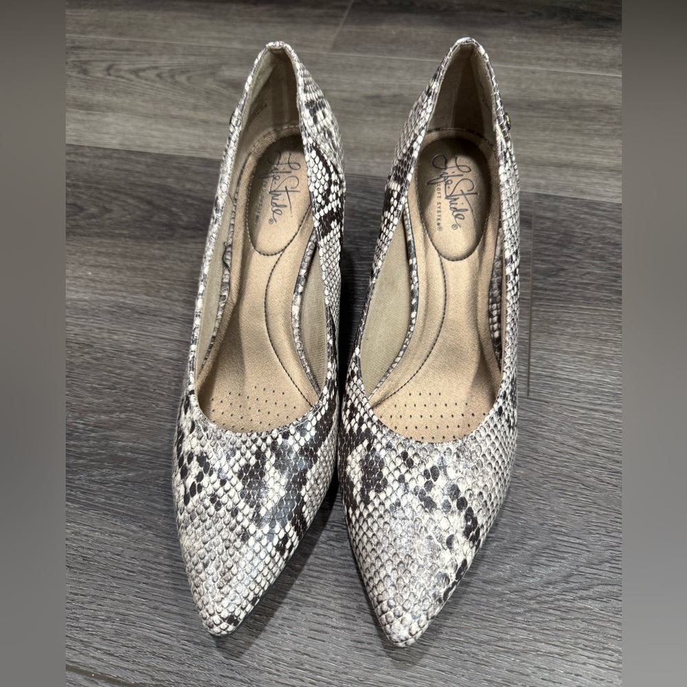Women's Snakeskin Pumps - Black and Gray